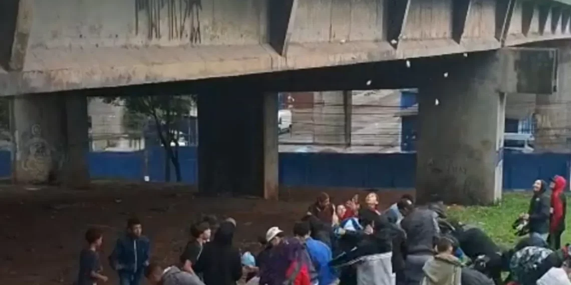 Chuva de dinheiro: empresário lança cédulas em protesto contra a corrupção