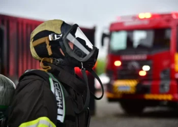 Tecnologia revoluciona operações dos Bombeiros de SC com máscaras que permitem comunicação em incêndios e mergulhos