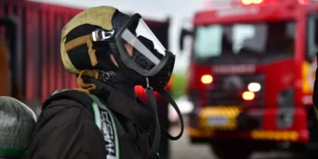 Tecnologia revoluciona operações dos Bombeiros de SC com máscaras que permitem comunicação em incêndios e mergulhos