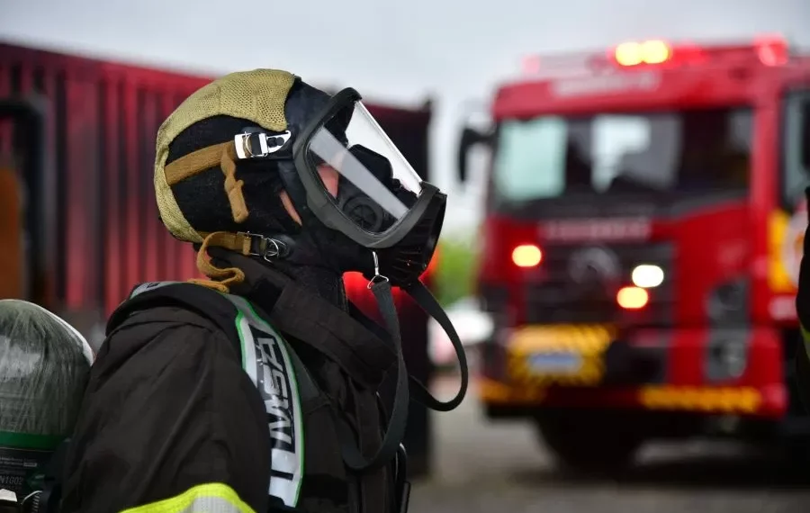 Tecnologia revoluciona operações dos Bombeiros de SC com máscaras que permitem comunicação em incêndios e mergulhos