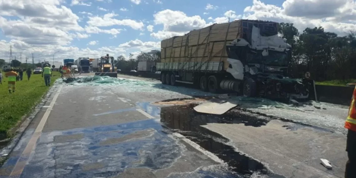Motorista de carreta de Benedito Novo fica gravemente ferido em colisão na Dutra