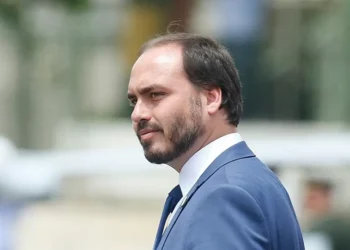 “Não é uma simples escolha”: Carlos Bolsonaro confirma pré-candidatura ao Senado por Santa Catarina