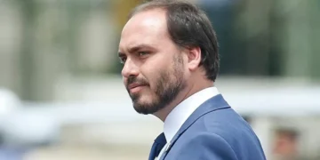 “Não é uma simples escolha”: Carlos Bolsonaro confirma pré-candidatura ao Senado por Santa Catarina