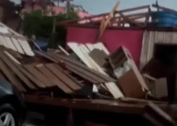 “Perdemos tudo”, grita mulher em desespero ao ver a casa destruída pelo tornado no Paraná