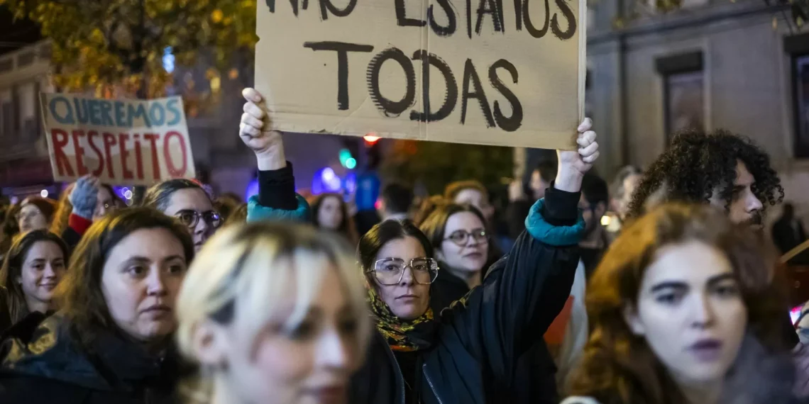 Centenas de pessoas marcham em Lisboa pela saúde e segurança das mulheres
