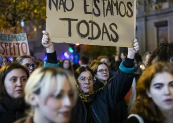 Centenas de pessoas marcham em Lisboa pela saúde e segurança das mulheres