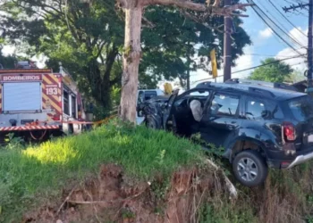 Carro fica pendurado em ribanceira após colisão contra caminhão em Blumenau