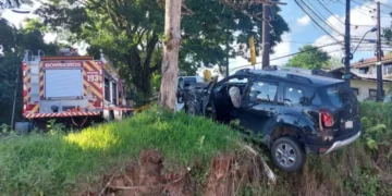 Carro fica pendurado em ribanceira após colisão contra caminhão em Blumenau
