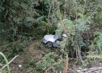 Motorista é resgatado em Gaspar após carro despencar em ribanceira