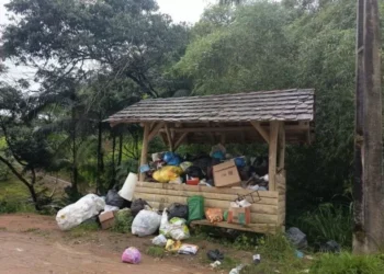 Moradora reclama de atraso na coleta de lixo em Rio dos Cedros; CIMVI explica motivo do atraso