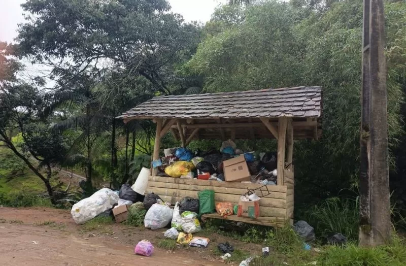 Moradora reclama de atraso na coleta de lixo em Rio dos Cedros; CIMVI explica motivo do atraso