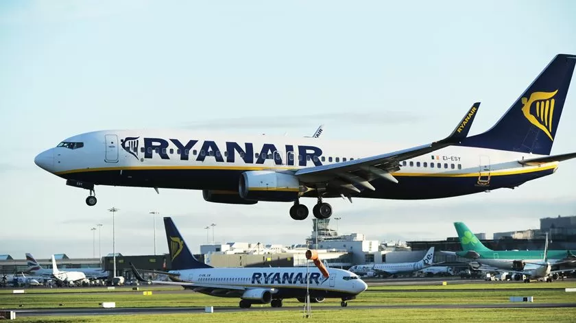 Vai viajar? Ryanair só aceita cartões de embarque digitais a partir desta quarta-feira