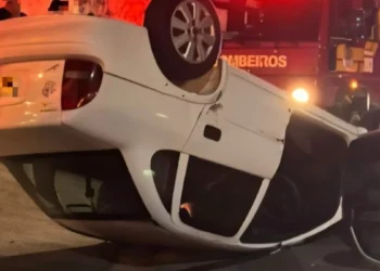 Motorista perde o controle e atinge carros estacionados em frente a igreja em Blumenau