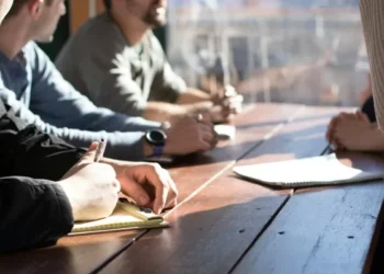 Taxa de desemprego volta a cair abaixo da mínima histórica e desafia limite do piso