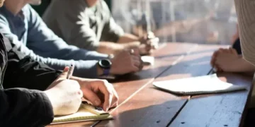 Taxa de desemprego volta a cair abaixo da mínima histórica e desafia limite do piso