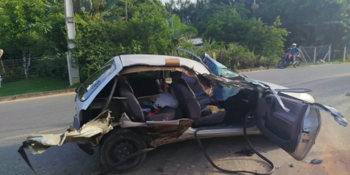 Carro e caminhão colidem em Timbó e motorista escapa com ferimentos leves
