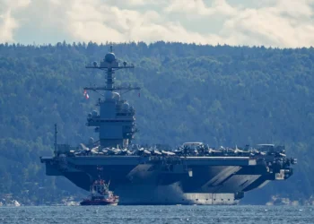 Estados Unidos deslocam maior porta-aviões do mundo à Venezuela para pressionar Maduro