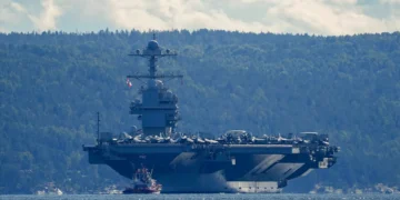 Estados Unidos deslocam maior porta-aviões do mundo à Venezuela para pressionar Maduro