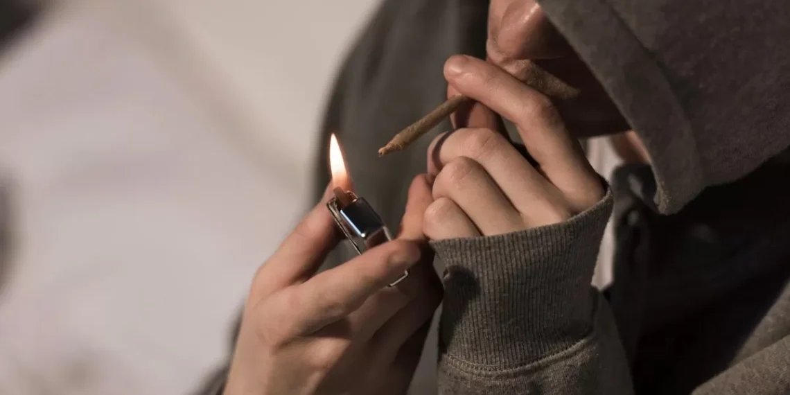 “Como vou pagar o aluguel?”: homem chora após ser multado por fumar maconha na orla de Itapema