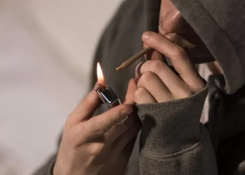 “Como vou pagar o aluguel?”: homem chora após ser multado por fumar maconha na orla de Itapema