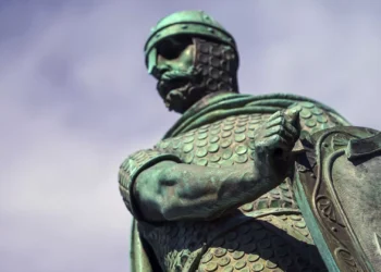 Espada da estátua de D. Afonso Henriques retirada após desaparecer peça