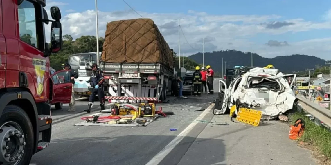 Engavetamento em viaduto de Indaial envolvendo 8 veículos deixa duas pessoas presas às ferragens