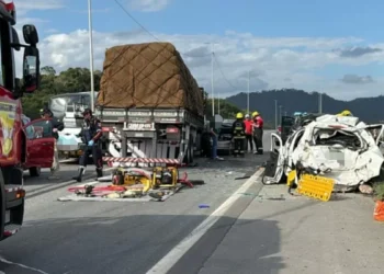 Engavetamento em viaduto de Indaial envolvendo 8 veículos deixa duas pessoas presas às ferragens