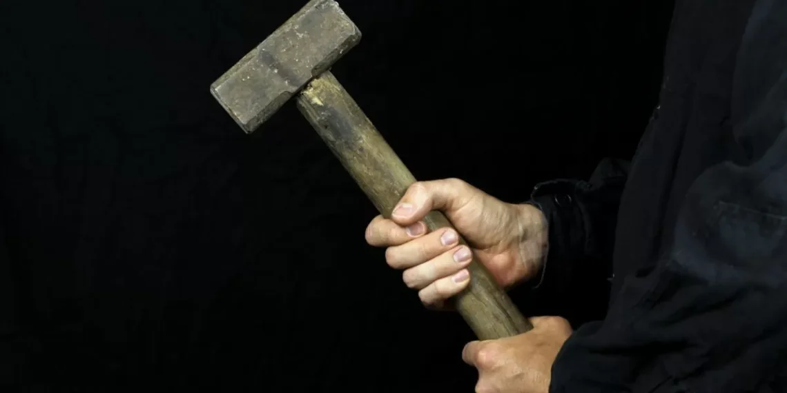 Homem tenta matar companheira a marretadas em Blumenau