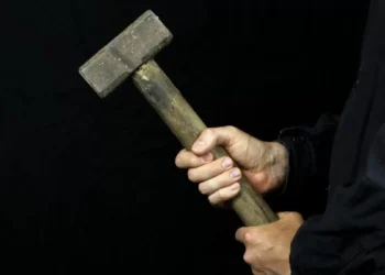 Homem tenta matar companheira a marretadas em Blumenau