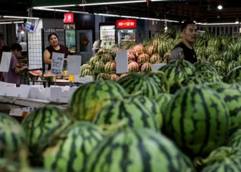 China: deflação no setor industrial diminui, enquanto preços ao consumidor aumentam