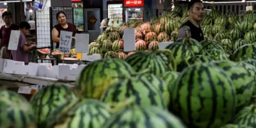 China: deflação no setor industrial diminui, enquanto preços ao consumidor aumentam