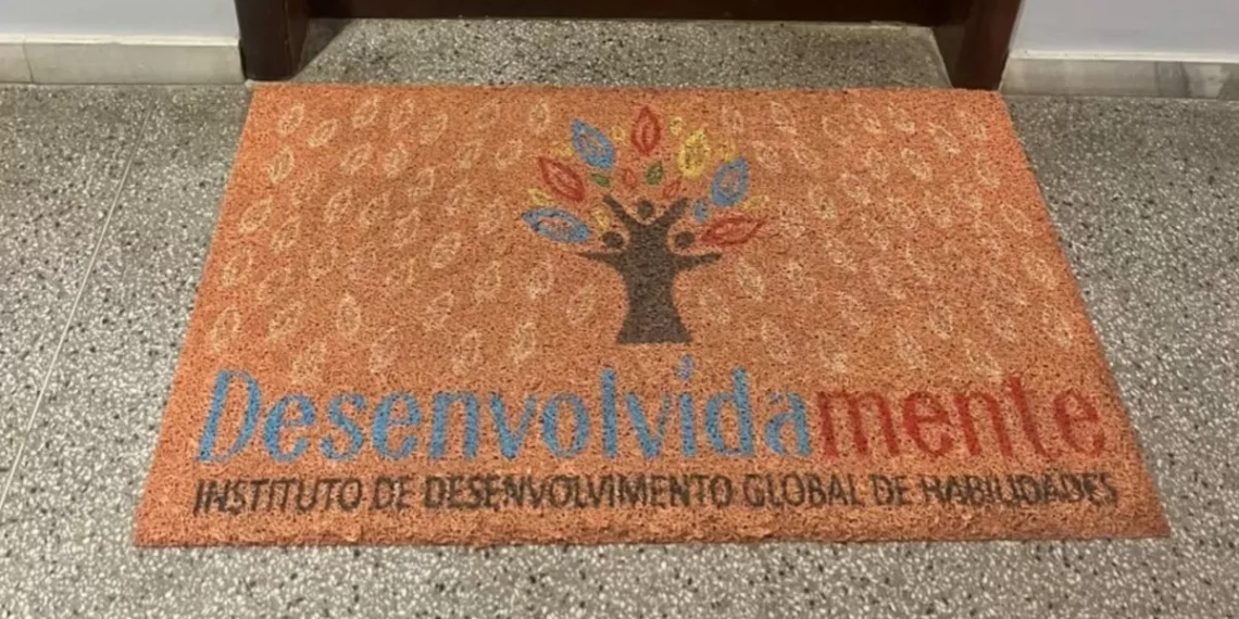 Mulher que fingia ser psicóloga e atendia crianças com autismo é alvo de operação em Blumenau