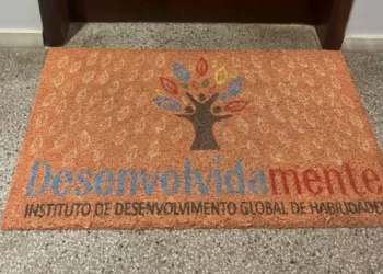 Mulher que fingia ser psicóloga e atendia crianças com autismo é alvo de operação em Blumenau