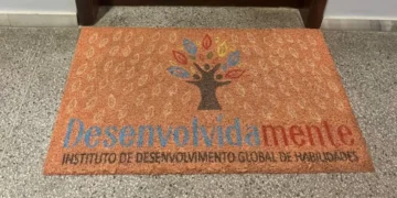 Mulher que fingia ser psicóloga e atendia crianças com autismo é alvo de operação em Blumenau