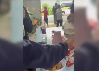 Família acolhe crianças ilhadas e oferece alimento durante enchente em SC