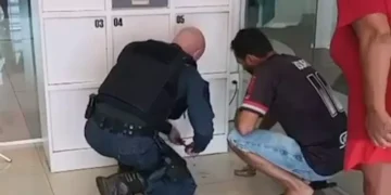 Policiais resgatam menino de 3 anos preso em armário de ferro em agência bancária