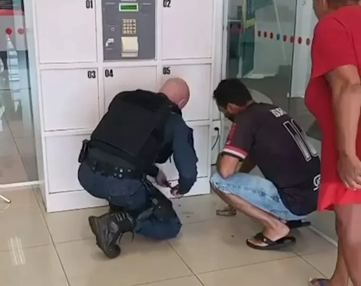 Policiais resgatam menino de 3 anos preso em armário de ferro em agência bancária