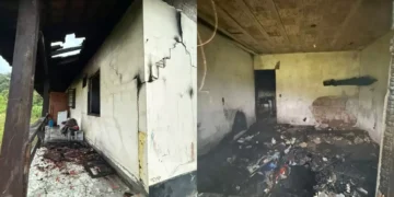 Casa pega fogo em SC e bombeiros controlam incêndio em uma hora