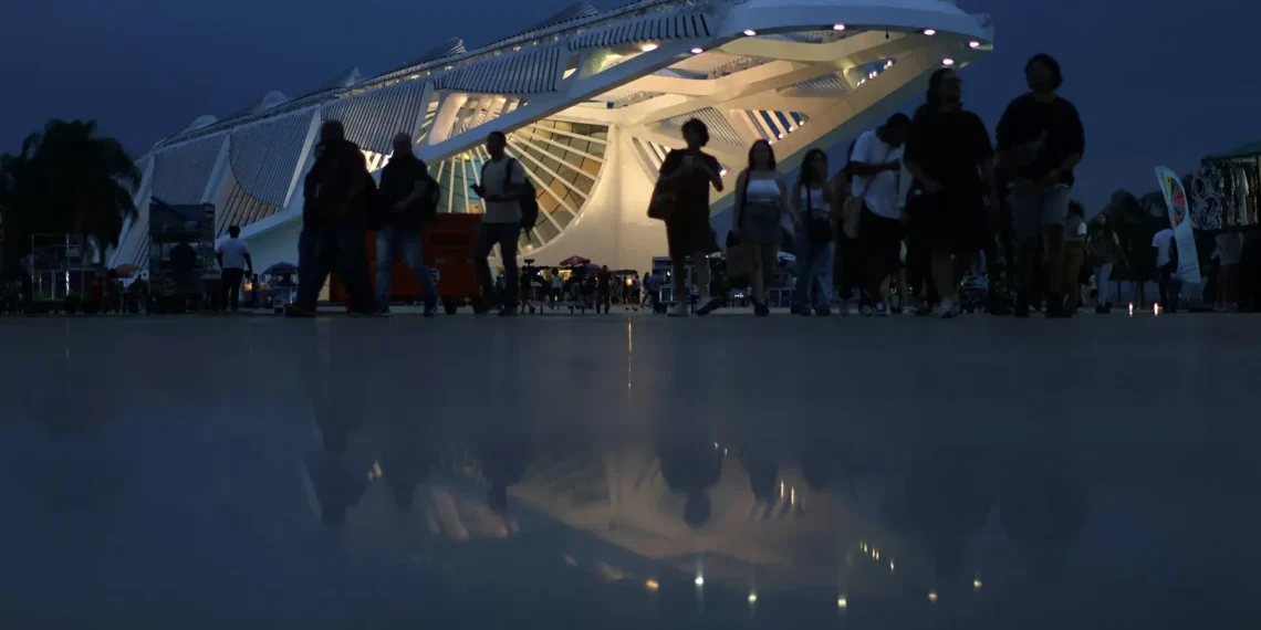 Ritmo de contração do setor de serviços no Brasil é mais fraco em outubro, mostra PMI