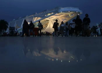 Ritmo de contração do setor de serviços no Brasil é mais fraco em outubro, mostra PMI