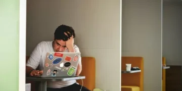 Emprego recorde esconde desengajamento: o prejuízo oculto de R$ 77 bilhões