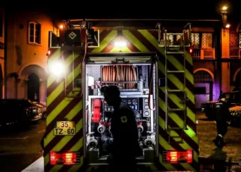 Incêndio em hotel na Avenida dos Aliados faz um ferido e corta trânsito