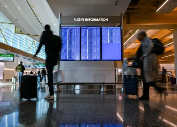 Atrasos de voos nos EUA se acumulam com falta de controladores de tráfego aéreo