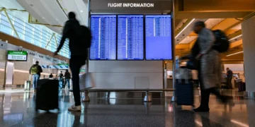 Atrasos de voos nos EUA se acumulam com falta de controladores de tráfego aéreo