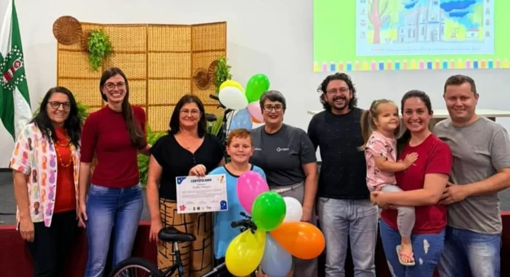 Alunos de Rio dos Cedros se destacam no Concurso de Desenho e Poesia do Programa Vale Muito