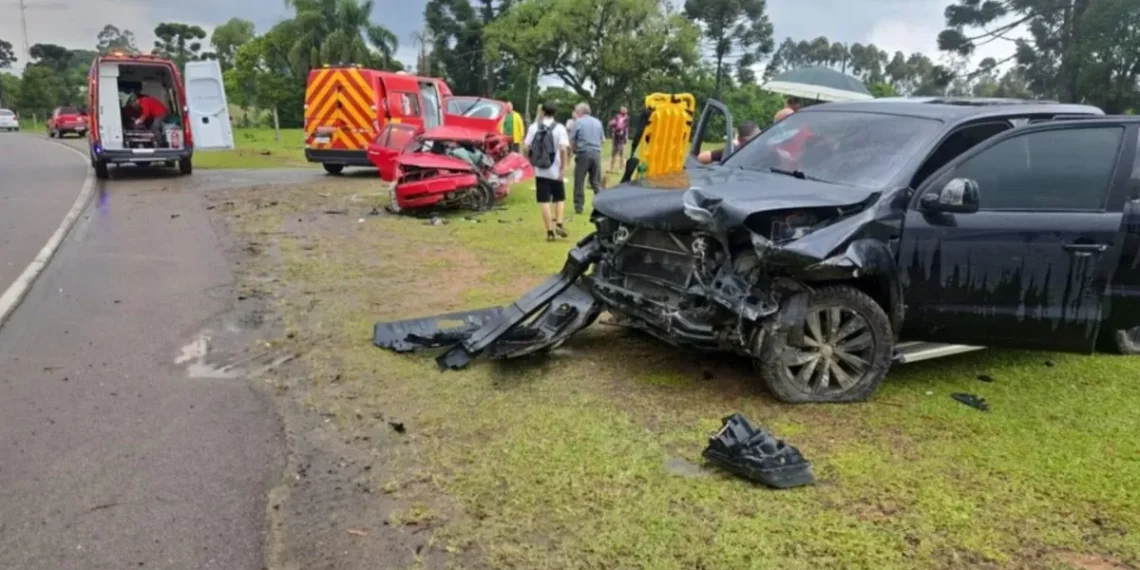 Picape superlotada invade pista contrária, mata casal e deixa bebê gravemente ferida em SC