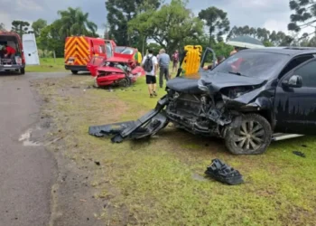 Picape superlotada invade pista contrária, mata casal e deixa bebê gravemente ferida em SC