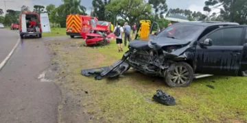 Picape superlotada invade pista contrária, mata casal e deixa bebê gravemente ferida em SC