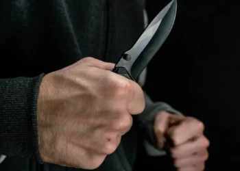 Em SC, homem é esfaqueado no rosto e no tórax após brigar em bar