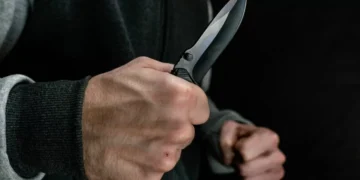 Em SC, homem é esfaqueado no rosto e no tórax após brigar em bar